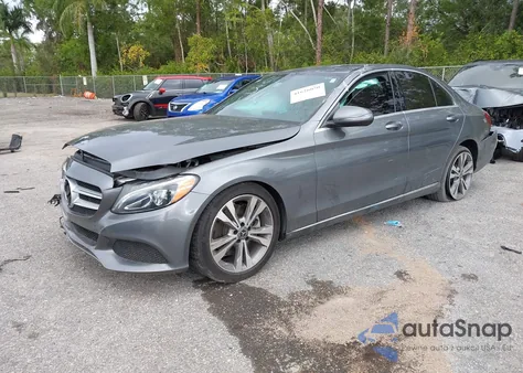 2018 Mercedes-Benz C 300 z USA, uszkodzony, nr VIN 55SWF4JBXJU265610